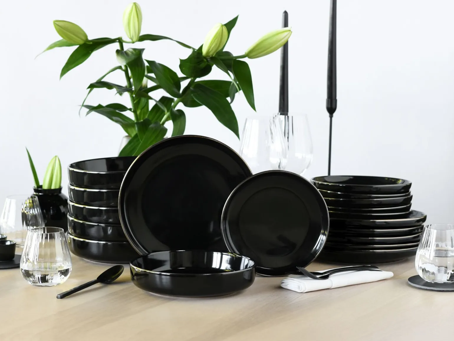 Nordic Festive - Tellerset 18-tlg - Schwarz